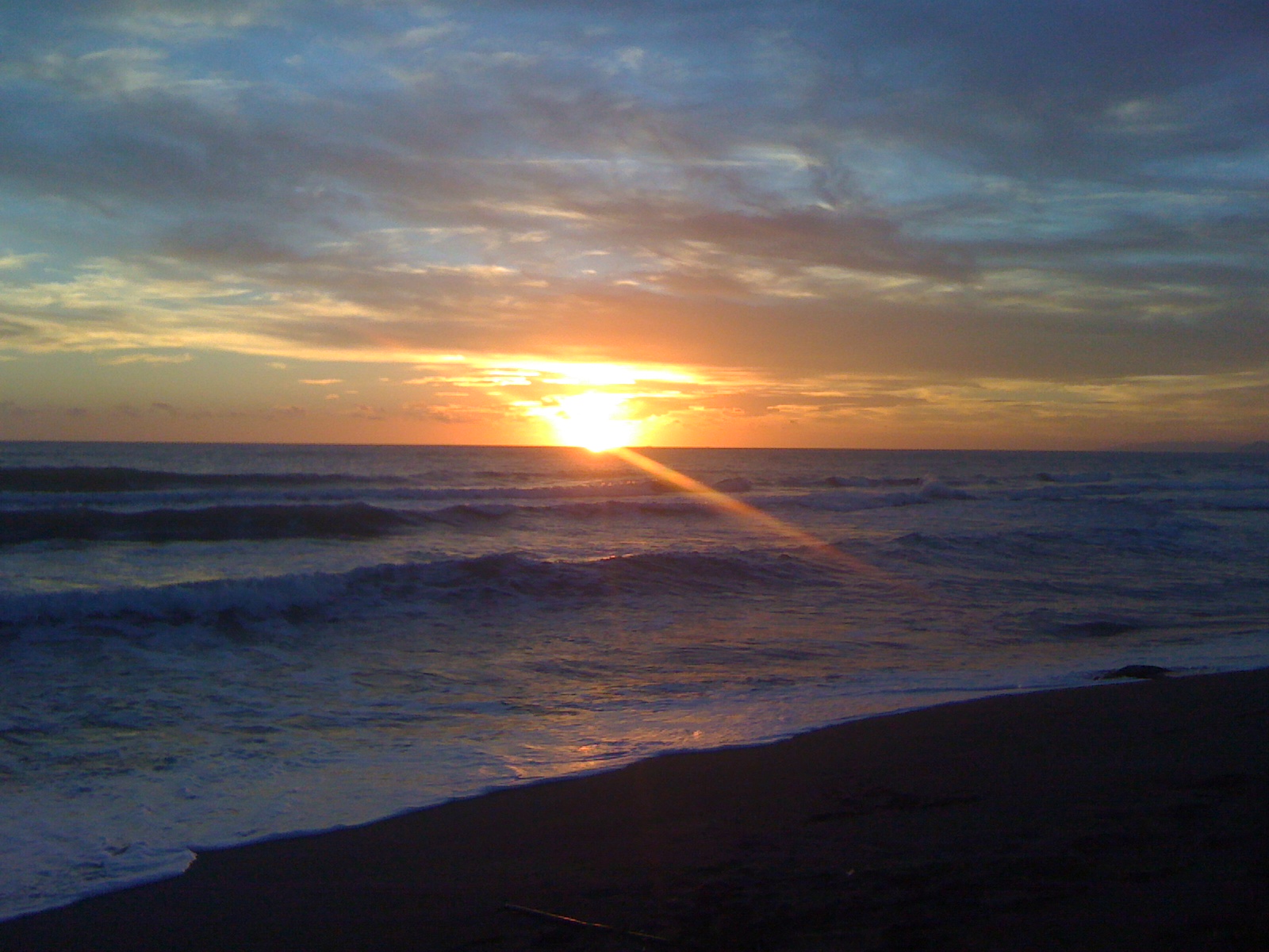 onde da surfcasting durante il tramonto