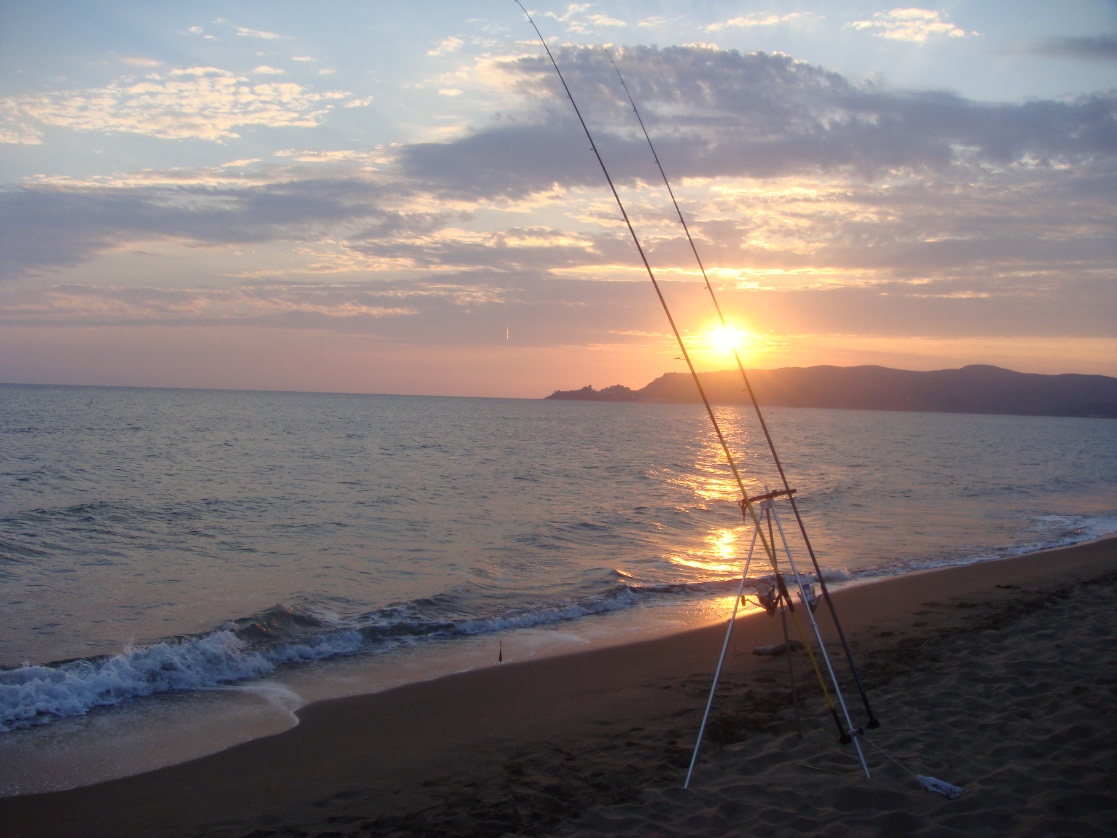 tramonto durante una battuta di pesca dalla riva