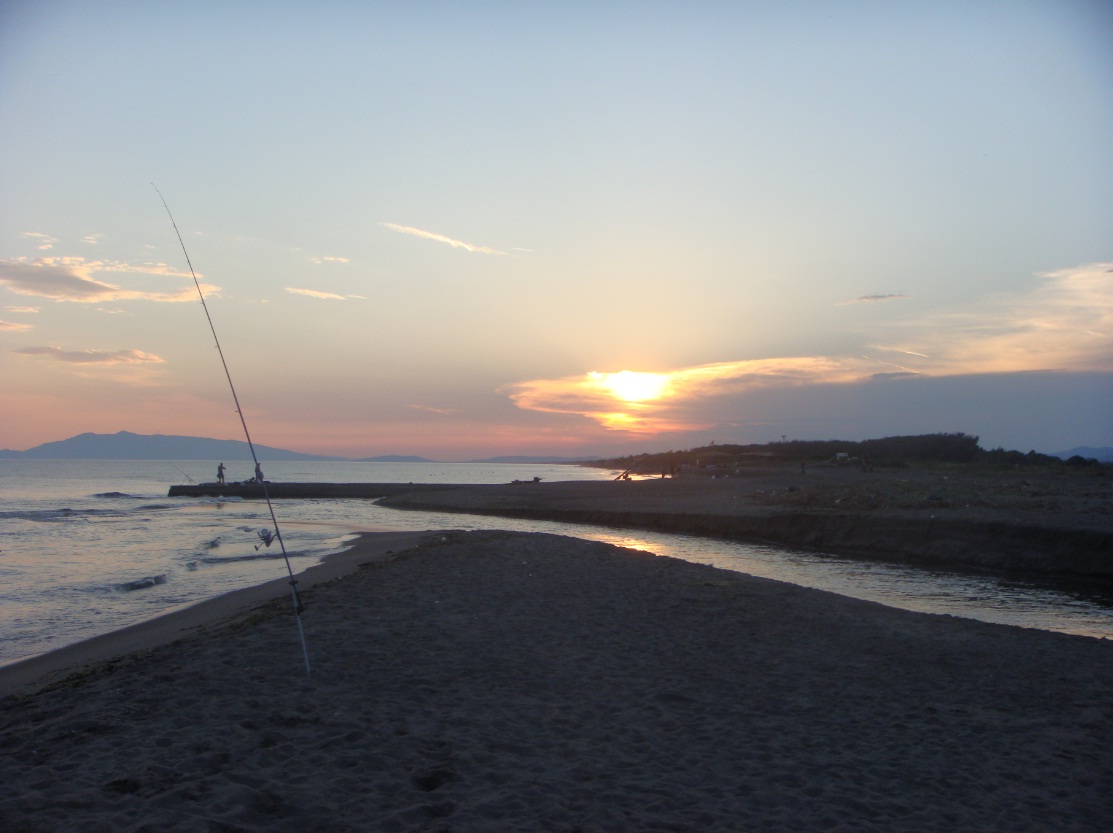 un tramonto spettacolare immortalato durante una battuta di pesca dalla riva