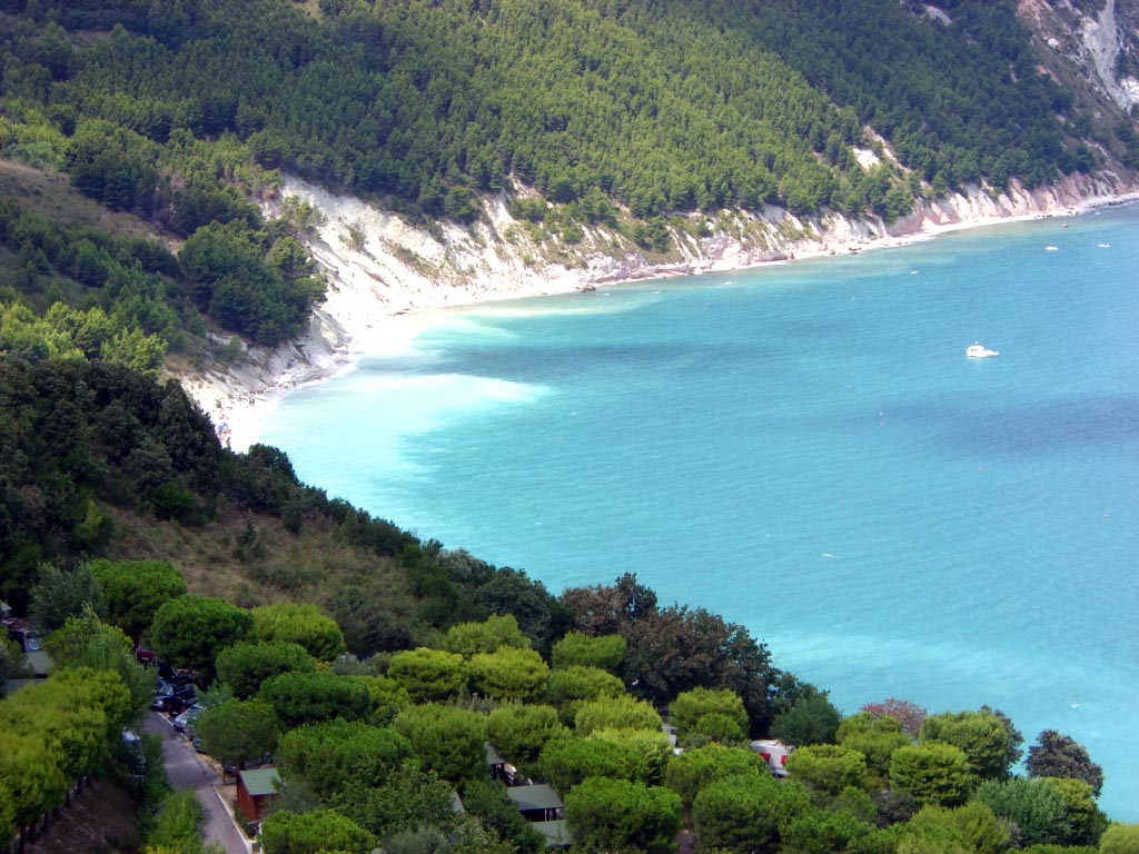 La spiaggia dei sassi neri è un ottimo hot spot per il surfcasting